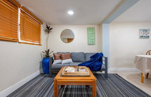 Cozy 1BR • Courtyard + Shared Deck - Foto 6