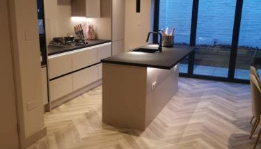 London 2BR Retreat with Free Parking & City Access - Foto 5