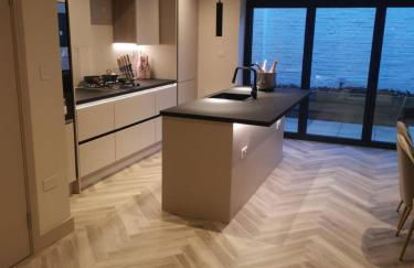 London 2BR Retreat with Free Parking & City Access - Foto 5