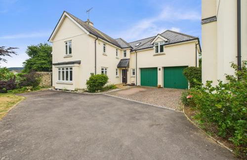 Large detached house near the sea - Photo 1