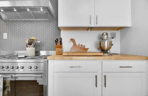 MIDCENTURY MANOR-Hot Tub & 5 Blocks to Town Center - Foto 8