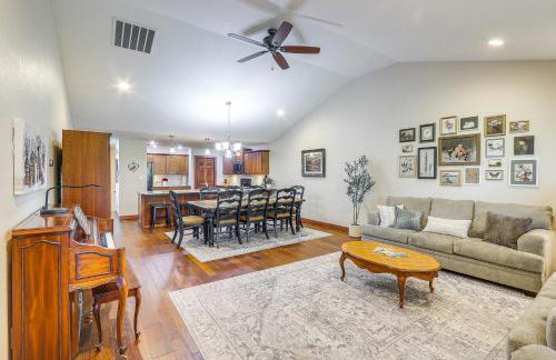 2 Mi to Main Street Family Home in Winfield! - Foto 7