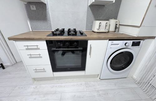 Entire 4-Bed House & Parking, Steps from ICC & Utilita Arena Birmingham & Broad Street - Photo 1