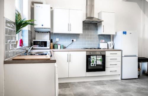 Modern Spacious 2 Bedroom House in Leigh, Free Parking - Foto 13