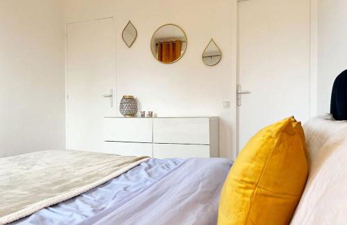 Sunny Flat, parking & RER C and H - Foto 4