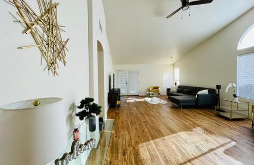 Glendale Gem with Pool & Office in Prime Location - Foto 2