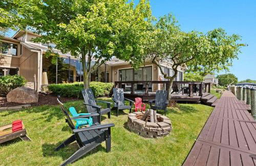 NEW! 4BR I Indoor Pool on the Bay in Boat Town USA - Foto 17