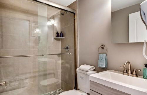 Exceptional Downtown Townhome with Roof Deck -4Bedroom & 3Baths - Foto 26