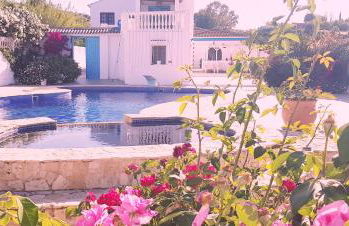 18 Person Bachelorette Pool Parties - Photo 17