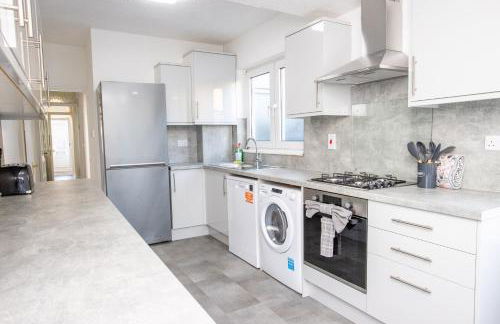 Sunny 3BR Home Near Portsmouth Park - Photo 10