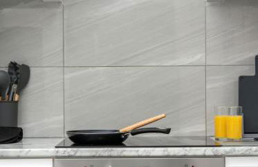 Beautiful Orpington Home w Pool Table and Driveway - Photo 26