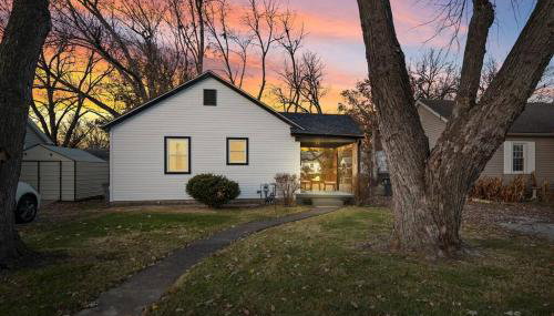 Urban Oasis Cozy Home Near Downtown with Game Room and Firepit - Foto 2