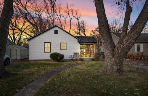 Urban Oasis Cozy Home Near Downtown with Game Room and Firepit - Foto 2