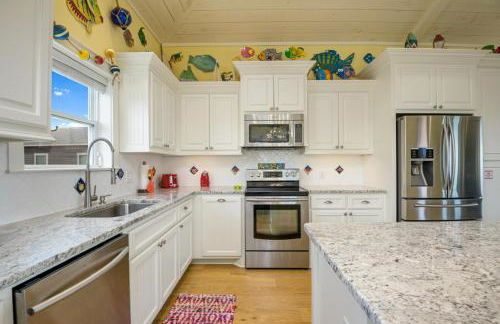 BEACHFRONT with DECK Hot Tub and View and Cargo Lift Sleeps 14 - Foto 29