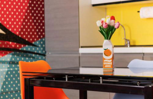 Black & White or Pop Art - Design Apartments with Parking & WiFi - Photo 36