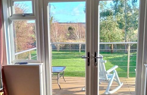 Countryside 2 Bed Bungalow with Stunning Views Free WiFi and Parking Ideal for Business and Leisure - Photo 1