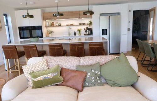 Still Waters - Luxury Lakeside Retreat with Hot Tub - Photo 3