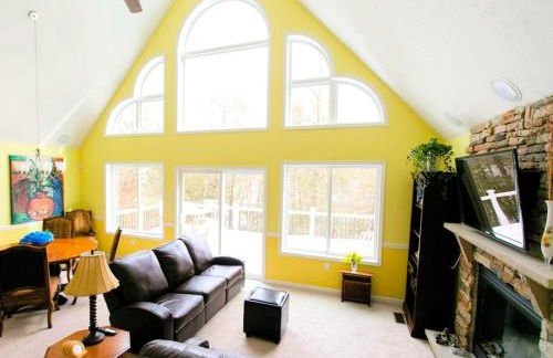 Stunning Weekend Getaway near Hickory Run State Park in Pennsylvania - Photo 10