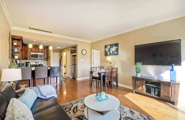 Southern Exposure w/ Private Balcony - Foto 10