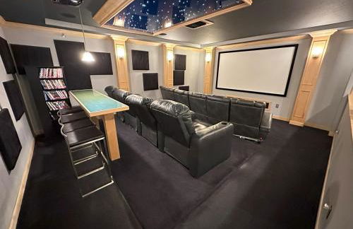 Luxurious Getaway Pool Hot Tub Theater Gym Outdoor Kitchen BBQ 2 Miles to Disney - Foto 2