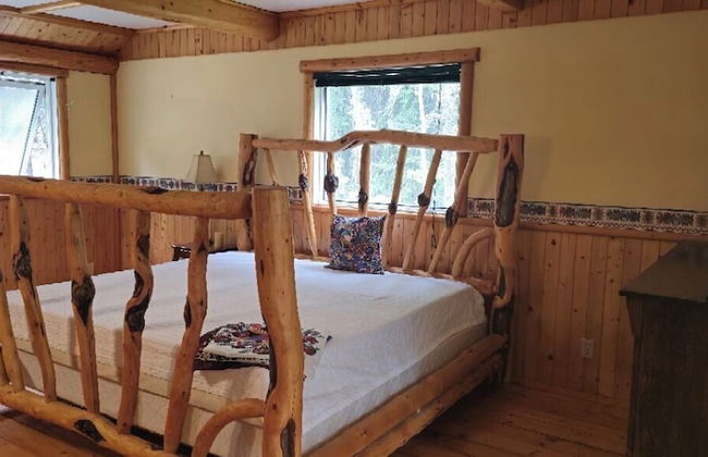 Rustic Beaverfoot Lodge Executive Cabin - Photo 3