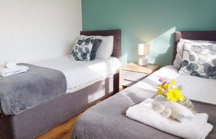 Beautiful & Spacious with 2 Free Parking Spaces - SRK Accommodation - Photo 19