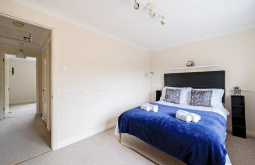 Experience Surrey 2Bed Home in Walton with Parking - Pass the Keys - Foto 11