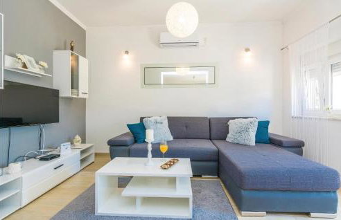 Gorgeous Home In Nadin With Wifi - Photo 2