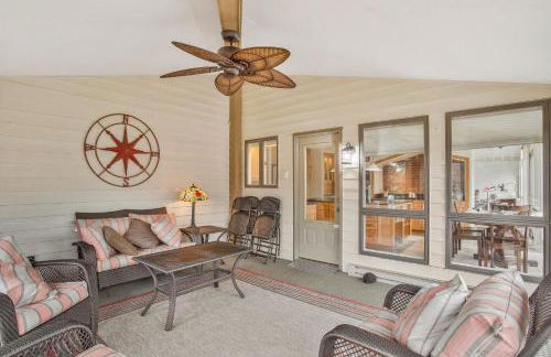 Gorgeous Creek Side Ranch-Style Estate With Dock - Foto 32