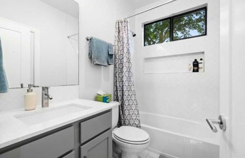 East Side Haven - Blocks from Local Food Legends - Foto 24