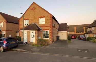 Northampton 2 King Bed SKY TV Driveway Earls Barton - Photo 4