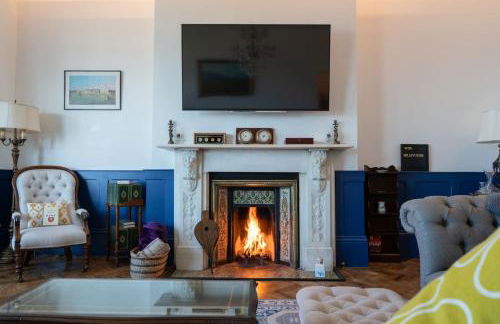 Signature Beachfront Home, Panoramic Sea Views & Marble Fireplace - Foto 8