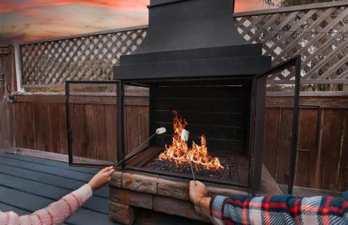 Mile to Beach! Private, Family & Pet Friendly Oasis! Pool Table & Hot tub! - Photo 34