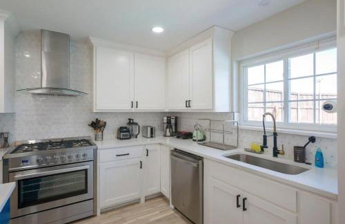 Perfect Getaway Home w Pool Jacuzzi Cinema Room - Foto 14