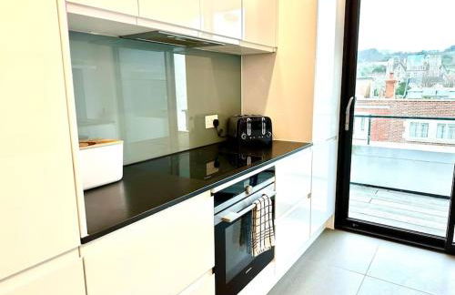 Sea View Ultra Modern 2 bedroom Apartment - 1 Min Walk to the Best Beach! - Great Location - FREE Parking - Fast WiFi - Smart TV - sleeps up to 4! Close to Purbeck, Corfe Castle, Sandbanks, Poole & Bournemouth - Foto 10