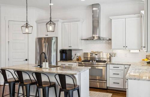 Walk to 12 South and Restaurants with Garage and Golf Simulator - Foto 6