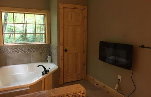 Cozy Vacation Rental for 10 with a Fire Pit in Jim Thorpe, Pennsylvania - Photo 42