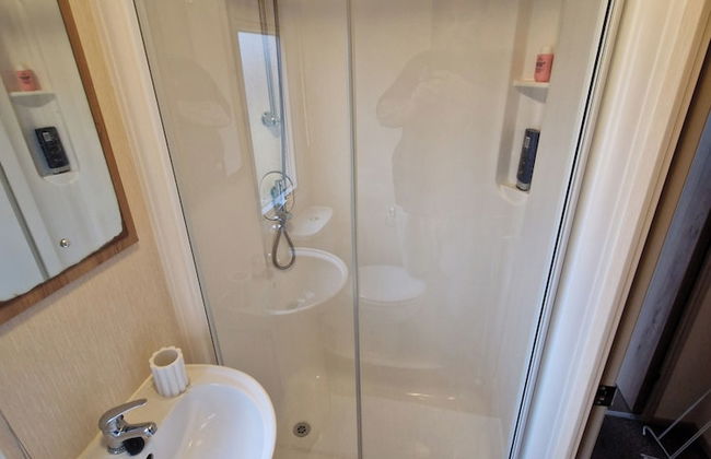 Serene Chalet Retreat in Chichester - Photo 12