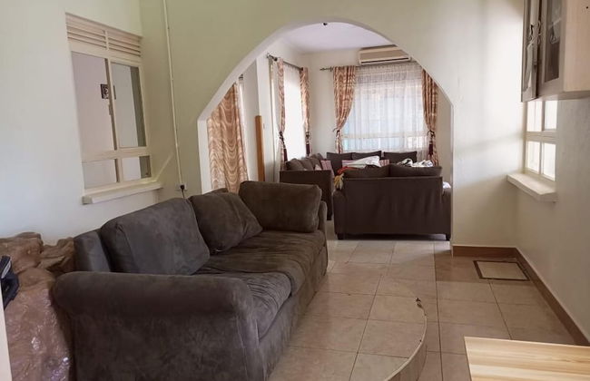 Captivating 3-bed Villa - Photo 22