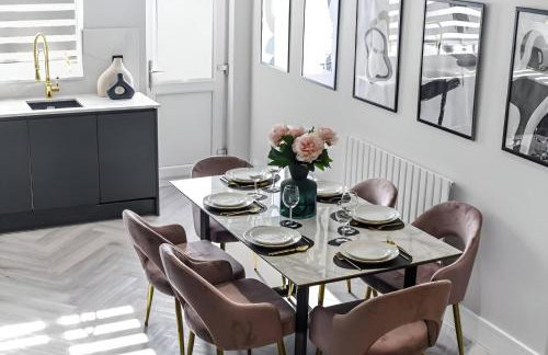 The Ultimate Hangout 4BR Modern House with Garden - Photo 8