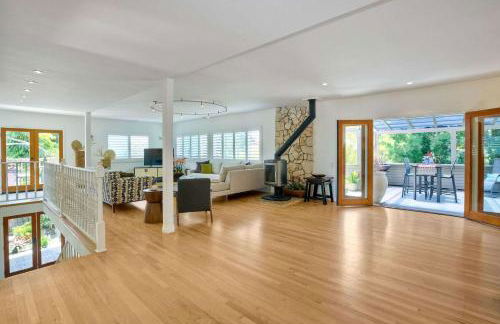 Serene Coastal Home Sleeps 8 - 1 Mile from Beach - Foto 22