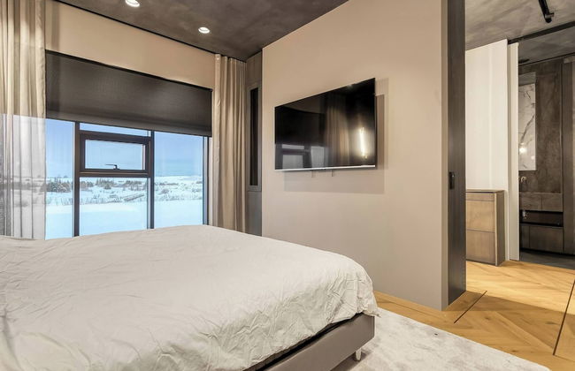 Glamorous & Stylish Getaway - Photo 4