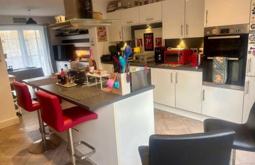 4 bed Townhouse with spectacular views 4 miles from Cardiff 10min drive or train journey to city centre - Photo 6