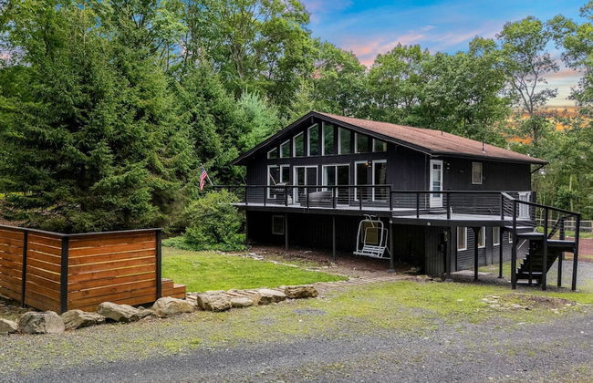 The Evergreen Escape by Avantstay Modern Cabin w Volleyball Court Hot Tub - Foto 53