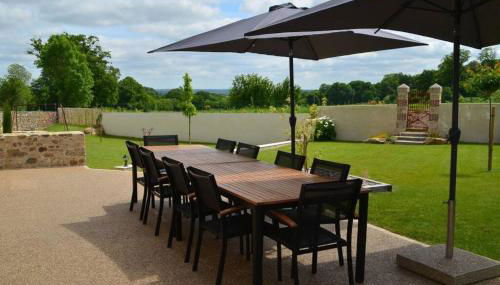 Gîte La Dortière s'Amuse, magnifique maison de maître 12min du Puy du Fo - Foto 4, Garden