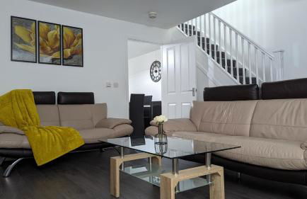 CLARITURF - 4 Bedroom Semi - Private Parking near Turf Moor, Town Centre, Transport and Motorway Links next to Canal, 3 Parks and Lake - Sky and Netflix - Foto 17