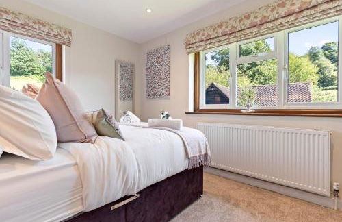 Stunning Countryside Home in Surrey by 53 Degrees Property, Ideal for Family Getaways, Private Tennis Court! - Foto 43