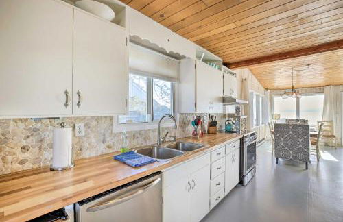 Waterfront Ferndale Home Deck and Beach Access - Foto 14