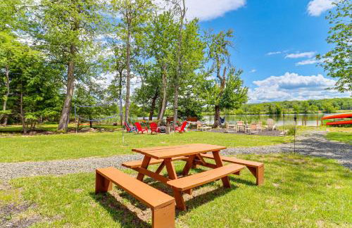 Lakefront Pocono Retreat w/ Hot Tub & Movie Hub - Foto 39