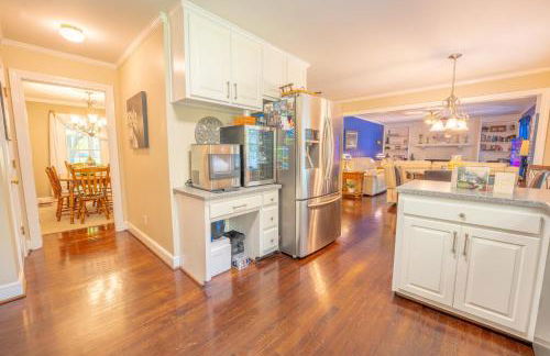 Martinsville Gem - Fireplace, Pets, Near the Park - Foto 15